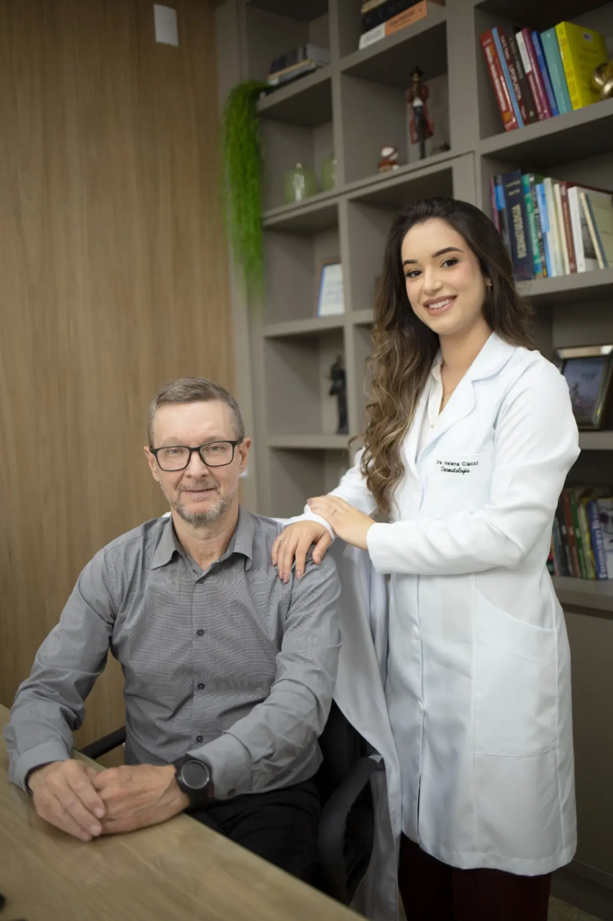 Dr. Joelson Ciacci e Dra. Helena Ciacci no consultório da Dermocentro